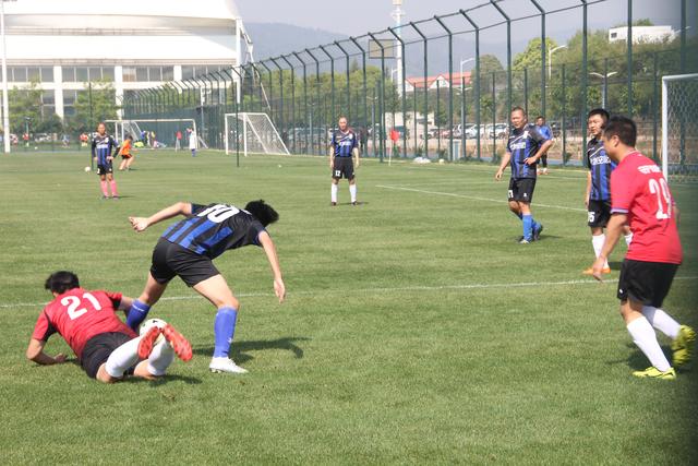 迪玛利亚社交媒体晒全家福 祝所有人2025新年快乐